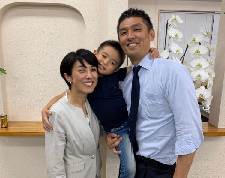 데라다 마나부(오른쪽) 의원과 부인 데라다 시즈카 의원, 아들 데라다 나오타케. 데라다 마나부 홈페이지 캡처