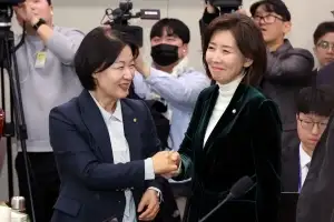 새해 인사 나누는 추미애·나경원