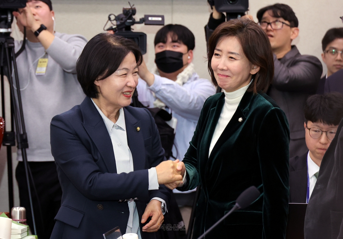 7일 국회에서 열린 법제사법위원회 전체회의에서 추미애 위원장과 나경원 국민의힘 의원이 새해인사를 나누고 있다.2026.1.7안주영 전문기자