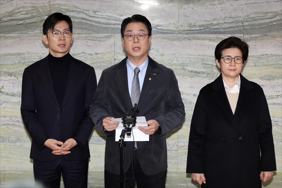 곽규택 국민의힘 원내수석대변인 등 원내부대표단이 7일 국회 의안과에 더불어민주당 공천헌금 수수 의혹 사건 특검법안을 제출한 뒤 취재진 앞에서 발언하고 있다. 연합뉴스