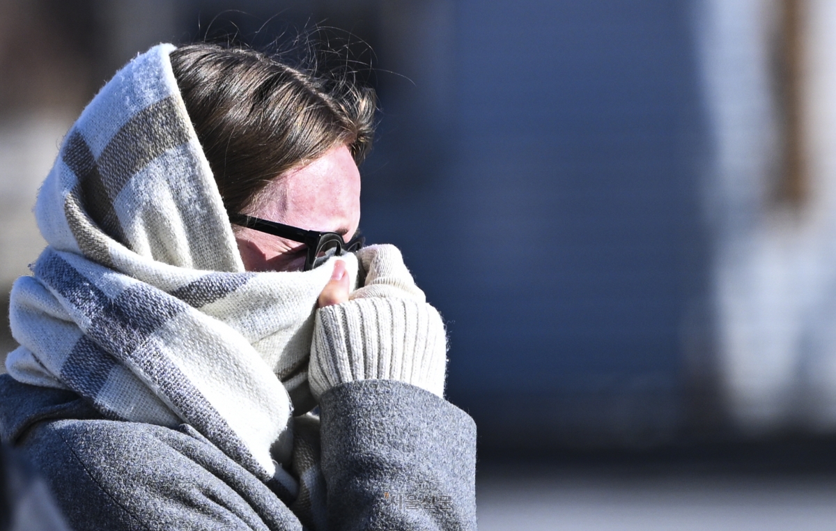 7일 오후 서울 종로구 광화문삼거리에서 두꺼운 옷차림을 한 관광객이 발걸음을 재촉하고 있다. 2026.1.7 이지훈 기자