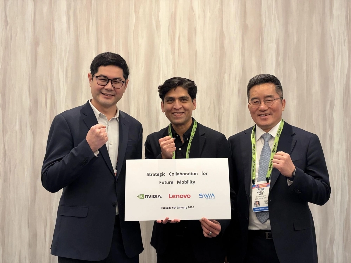 엔비디아, 레노버, SWM이 CES 현장에서 자동차 분야 협력 강화를 위한 3자 협약을 체결했다. (왼쪽부터) 레노버 Bingchuan Sun 차량 컴퓨팅 사업 디렉터, 엔비디아 Gaurav Agarwal 자동차 사업 담당 디렉터, SWM 김기혁 대표.