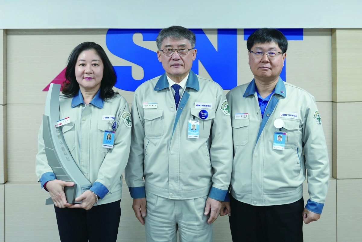 SNT다이내믹스가 1억불 수출의 탑 전수식을 열었다. 왼쪽부터 배성희 특사기술마케팅팀장, 박재석 대표이사 사장, 김진영 사업본부장이 기념사진을 찍고 있다. 2026.1.7. SNT다이내믹스 제공