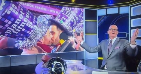 미국 뉴욕 타임스퀘어에서 새해 키스를 나누는 게이 커플과 이 장면을 보고 충격받은 표정의 ESPN 진행자 스콧 밴 펠트. 소셜미디어(SNS) 캡처