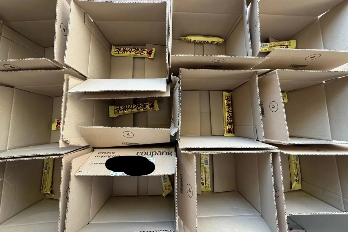 초콜릿 15개 묶음을 주문했다가 낱개로 포장된 박스 15개를 배송받았다는 사연이 알려지며 쿠팡의 과대포장 문제가 또 다시 도마 위에 올랐다. 스레드 캡처