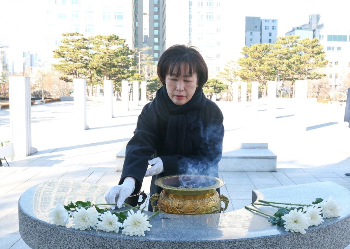 이채영 의원이 5일 현충탑을 찾아 순국선열과 호국영령의 넋을 기리며 경건한 마음으로 분향하고 있다.(사진=경기도의회)