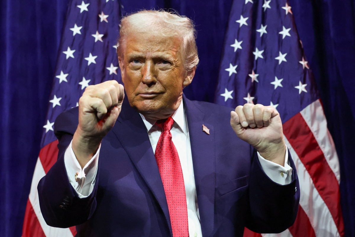 도널드 트럼프 미국 대통령이 6일(현지시간) 워싱턴 케데디 센터에서 열린 하원 공화당 의원들의 연례정책회의에서 연설하며 몸을 흔들고 있다. 2025.1.6 워싱턴 로이터 연합뉴스