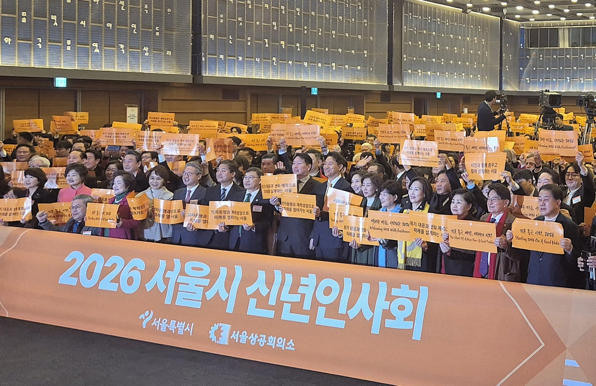 앞줄 오른쪽에서 두 번째 빨간 머플러 홍국표 의원