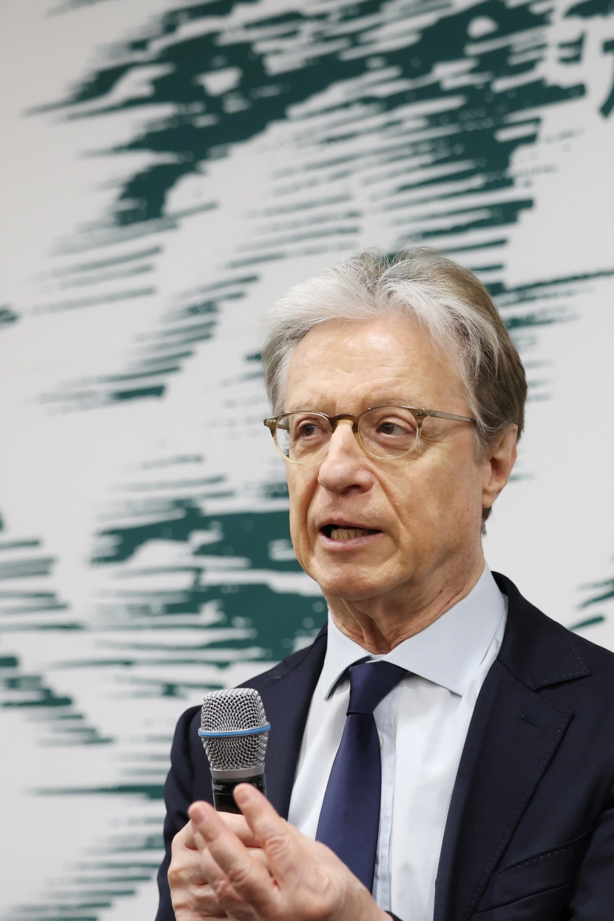 국립심포니오케스트라 제8대 음악감독으로 취임한 지휘자 로베르토 아바도가 7일 서울 예술의전당에서 열린 기자간담회에서 향후 3년간의 임기를 어떻게 소화할지 설명하고 있다. 그는 이탈리아 명문 음악가 아바도 가문 출신으로 오페라, 발레 음악 해석에 정통한 지휘자다. 연합뉴스