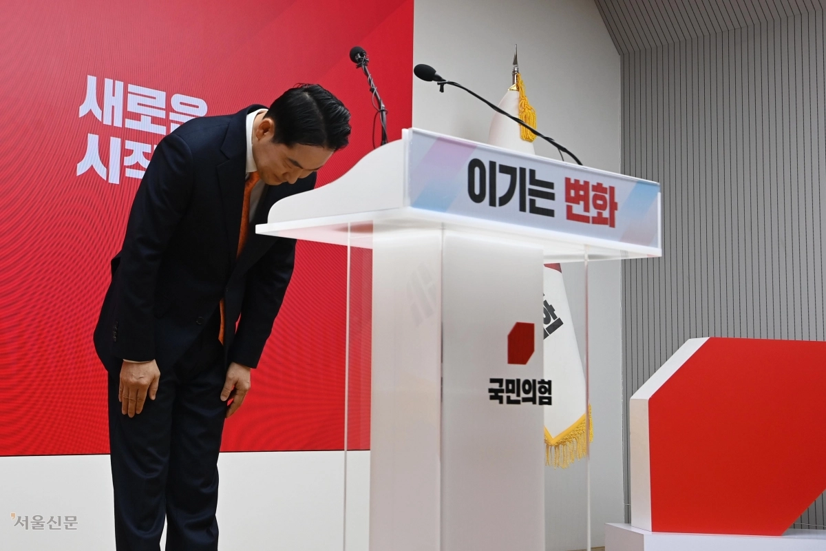 “비상계엄 사과” 고개 숙인 장동혁