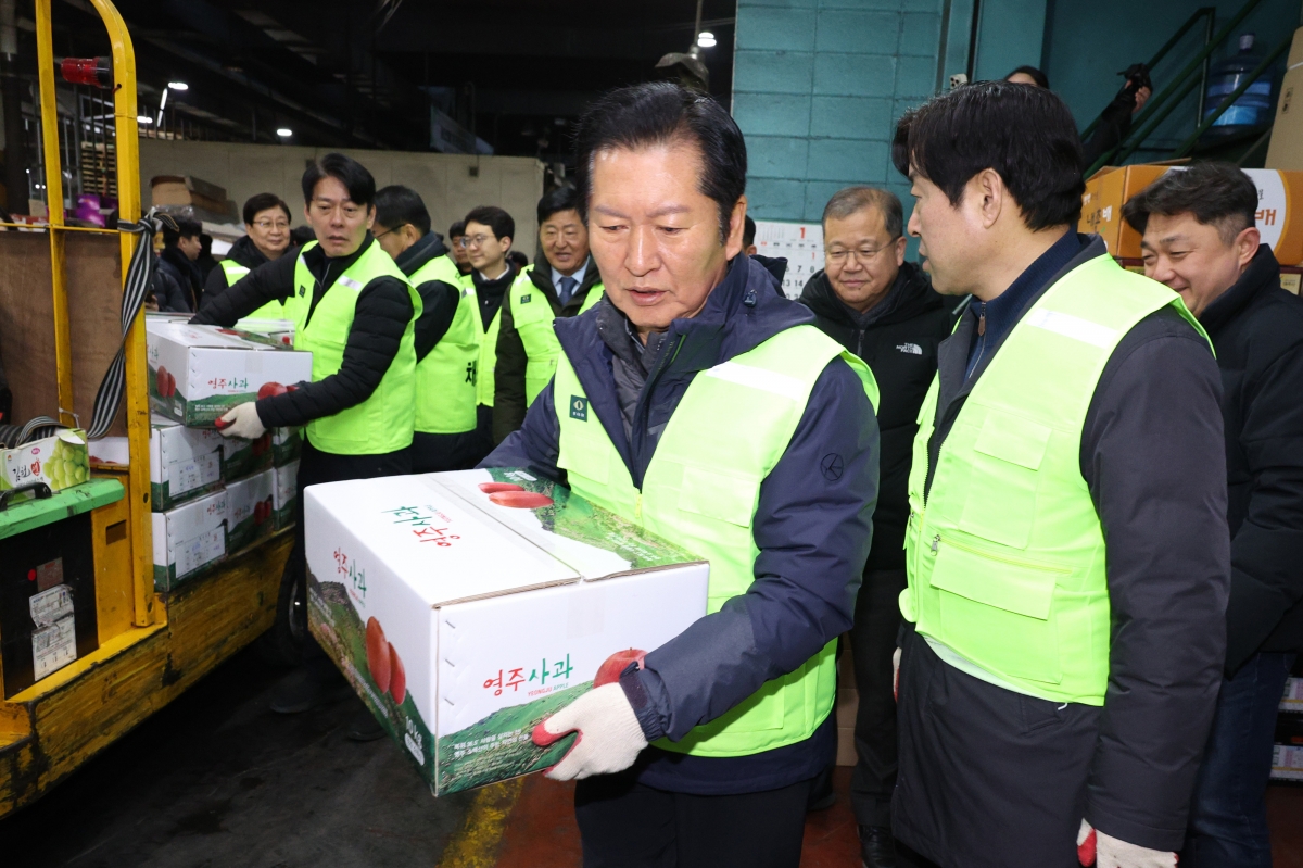 사과 상자 옮기는 정청래