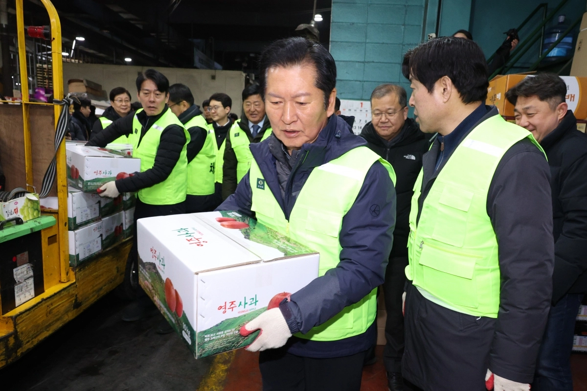 사과 상자 옮기는 정청래