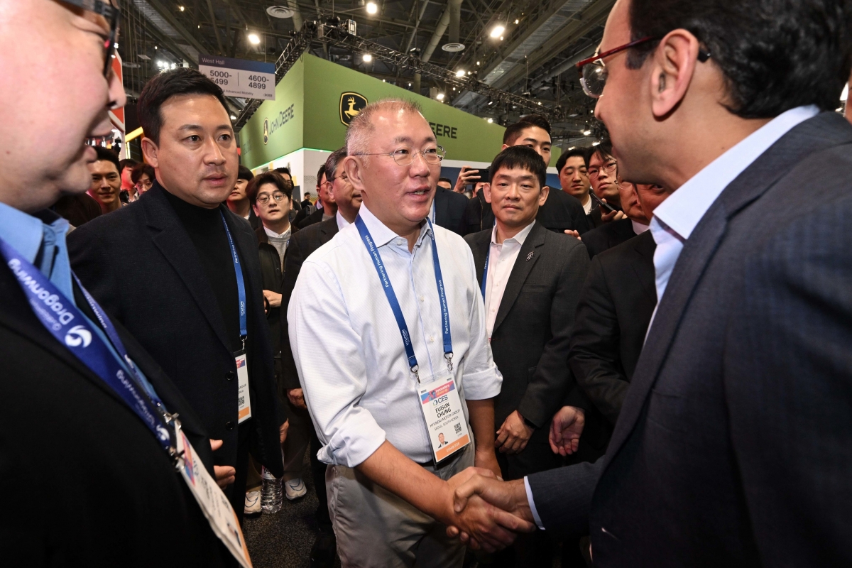 정의선(가운데) 현대차그룹 회장이 6일(현지시간) ‘CES 2026’이 열린 미국 라스베이거스컨벤션센터에 마련된 퀄컴 부스에서 아카시 팔키왈라 퀄컴 최고운영책임자(COO)와 악수하고 있다.  라스베이거스 뉴스1