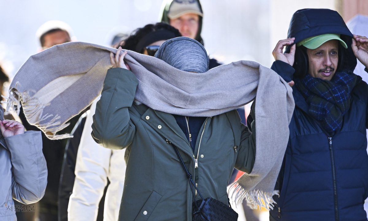 “바람만 멈추어 다오”… 한파에 오늘도 ‘덜덜덜’