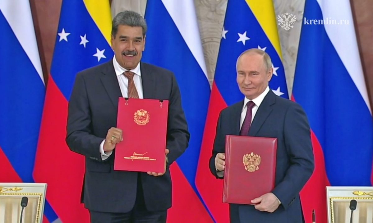 7일(현지시간) 블라디미르 푸틴 러시아 대통령이 제2차 세계대전 승리 기념일(전승절·5월 9일) 80주년을 계기로 러시아를 방문한 니콜라스 마두로 베네수엘라 대통령과 크렘린궁에서 회담한 뒤 전략적 동반자 협정을 체결하고 있다. 2025.5.7 크렘린궁