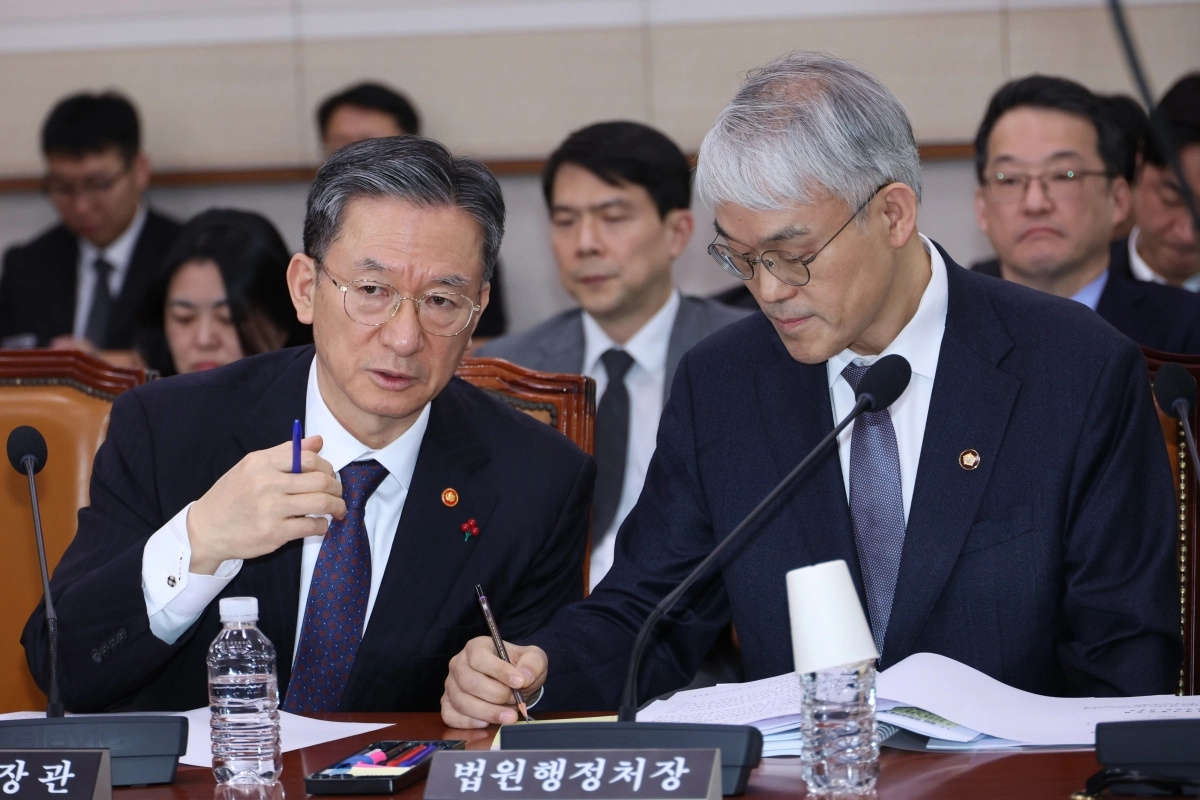 [서울=뉴시스] 김금보 기자 = 정성호 법무부 장관과 천대엽 법원행정처장이 7일 오후 서울 여의도 국회에서 열린 법제사법위원회 전체회의에서 대화를 하고 있다. 뉴시스