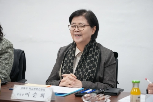 이순희 강북구청장이 지난 6일 강북중학교에서 열린 ‘2026년 교육사업을 위한 학교 방문 간담회’에서 참가자들의 의견을 경청하고 있다. 강북구 제공