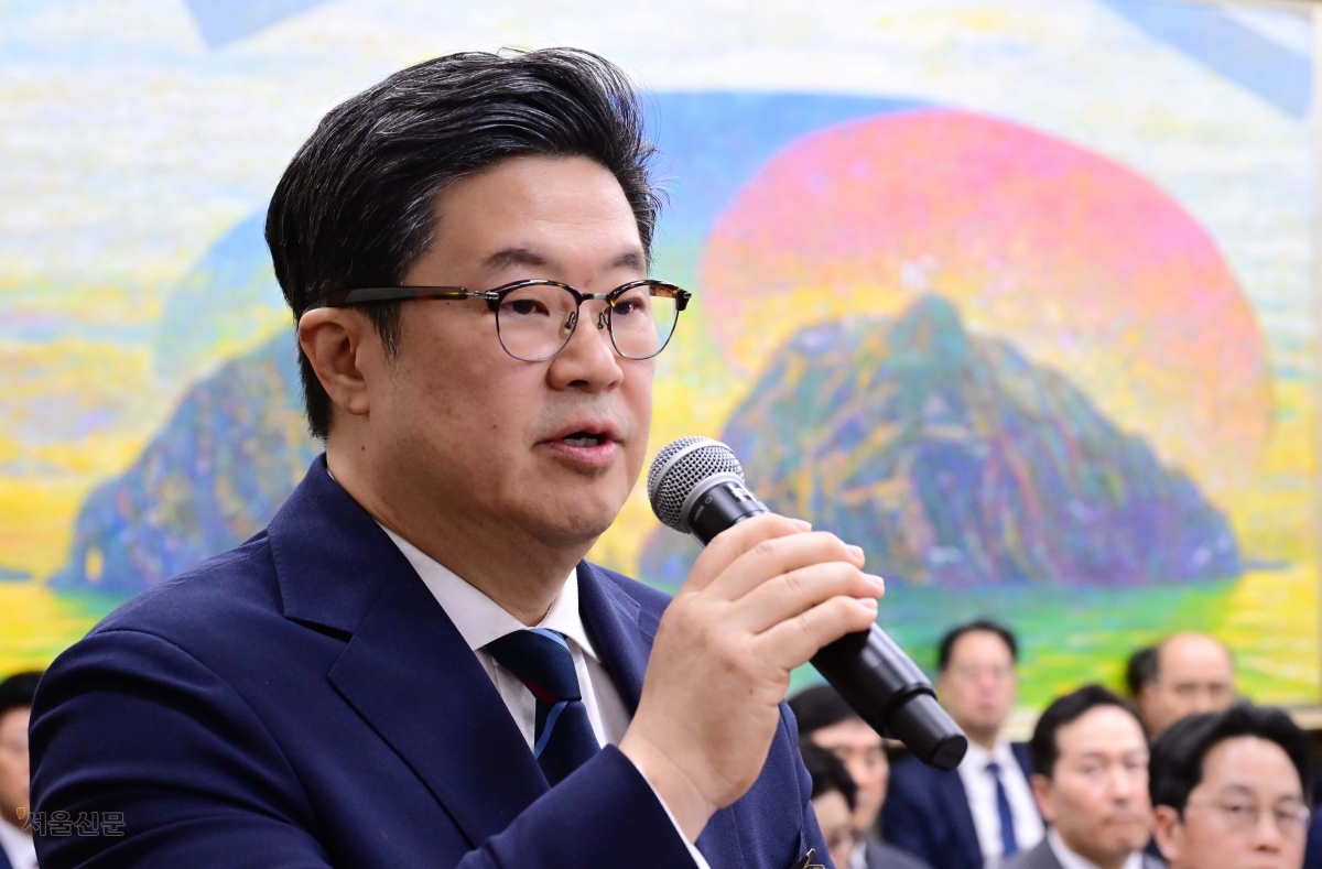 김병주 MBK파트너스 회장이 2025년 10월 14일 서울 영등포구 여의도 국회에서 열린 공정거래위원회, 개인정보보호위원회 등에 대한 정무위원회 국정감사에 증인으로 출석, 의원 질의에 답변하고 있다. 안주영 전문기자