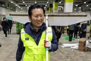 [포토] 정청래, 청소는 ‘나의 주 종목’
