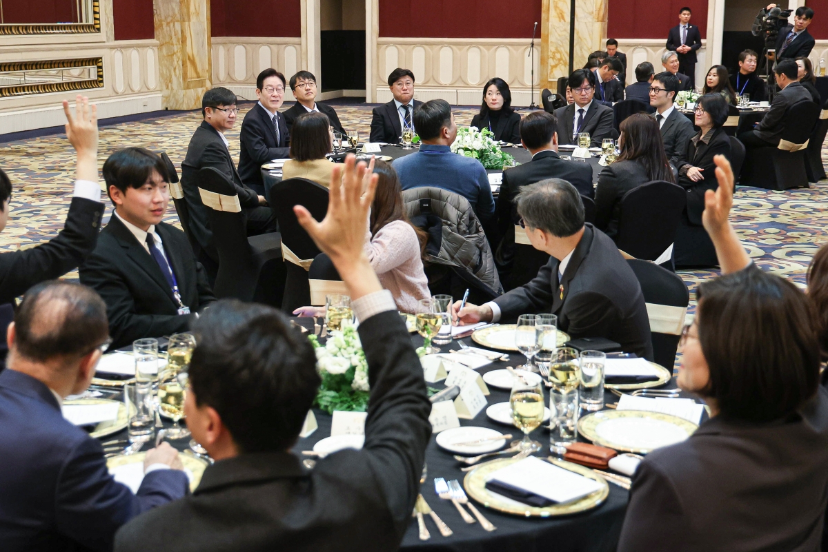 중국을 국빈 방문 중인 이재명 대통령이 7일 상하이 현지의 한 호텔에서 열린 순방 기자단 오찬 간담회에서 취재진의 질문을 받고 있다. 이 대통령은 이 자리에서 “한국과 중국이 서로 필요한 관계”라며 “불필요한 자극이나 배척, 대립은 피해야 한다”고 강조했다. 상하이 연합뉴스