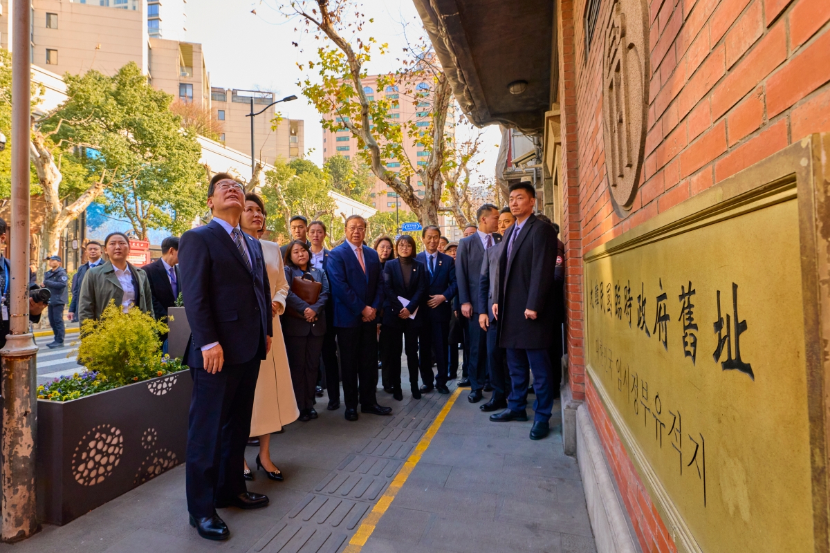 이재명 대통령과 김혜경 여사가 중국 순방 마지막 날인 7일 상하이 대한민국 임시정부 청사에서 열린 청사 100년 기념식에 참석해 건물을 둘러보고 있다. 이 대통령은 기념사에서 “우리 선열들은 이곳에서 대한민국이라는 국호를 지키고, 민주공화국이라는 희망을 포기하지 않았다”고 말했다.  상하이 뉴스1