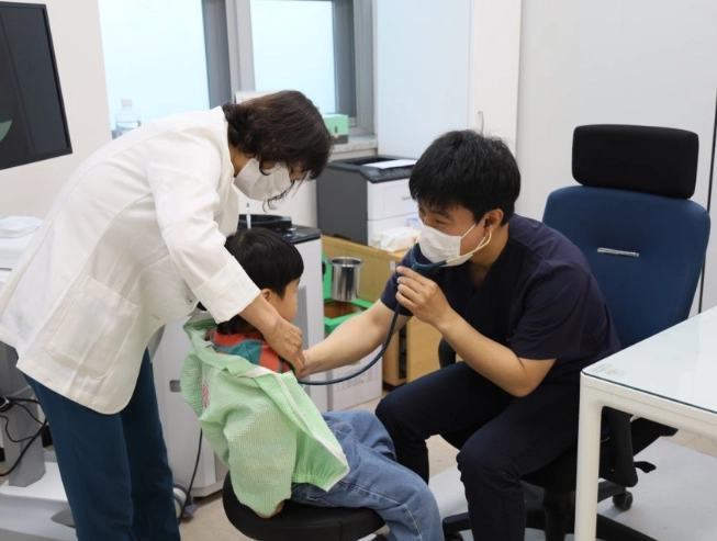 지난해 5월 2일 65년 만에 전남 곡성군에 생긴 ‘곡성에서 매일 만나는 소아과’에서 최용준 전문의가 진료하는 모습.  전남 곡성군 제공