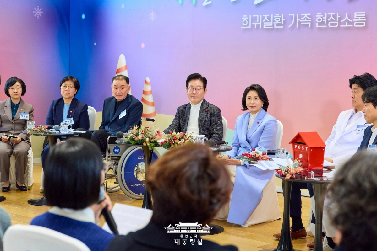 이재명 대통령과 김혜경 여사가 지난달 24일 서울 서대문구 세브란스병원 연세암병원 중입자치료센터에서 희귀질환 환우·가족들과 간담회를 하는 모습. 청와대 제공