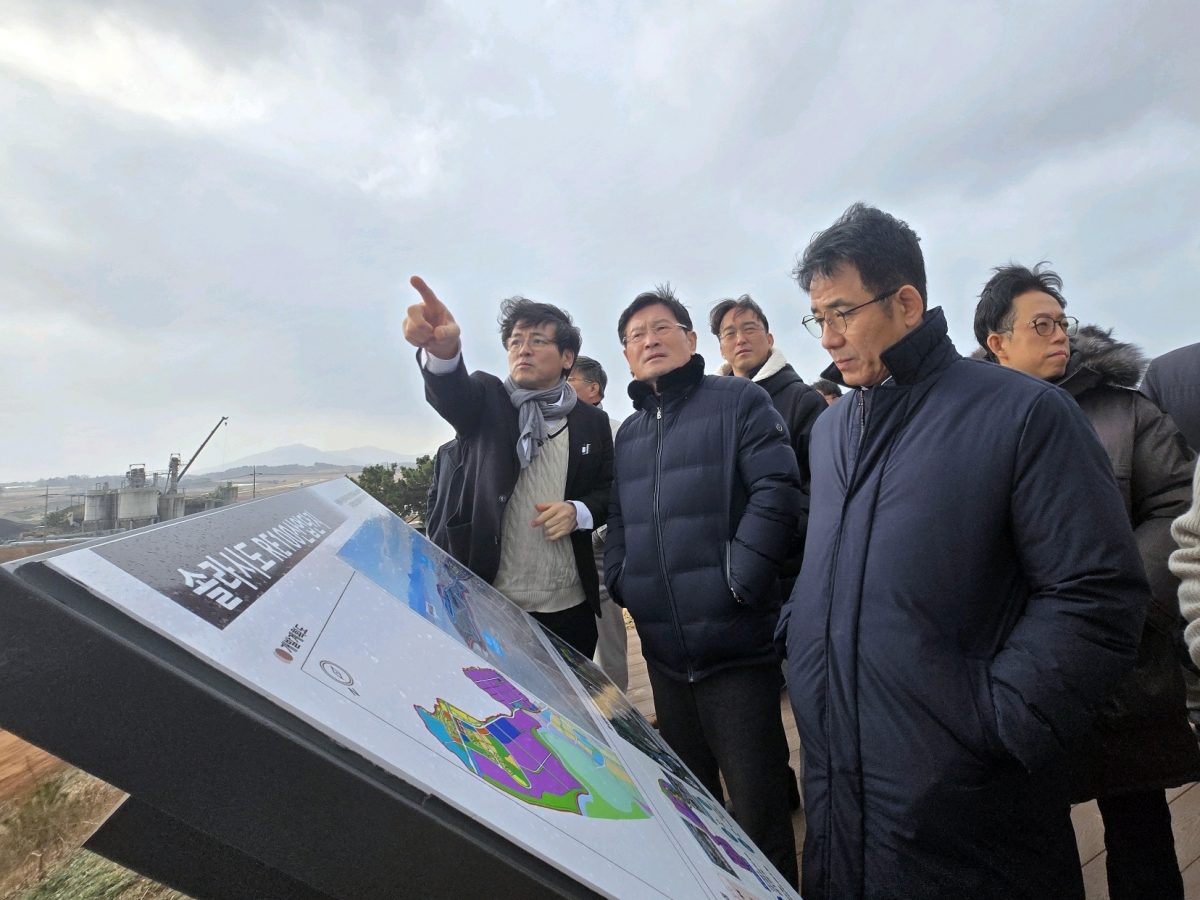 삼성SDS 컨소시엄 설립위원들이 지난 7일 전남 해남군에 위치한 국가 AI컴퓨팅센터 현장을 방문해 예정 부지를 점검하고 있다. 삼성SDS 제공