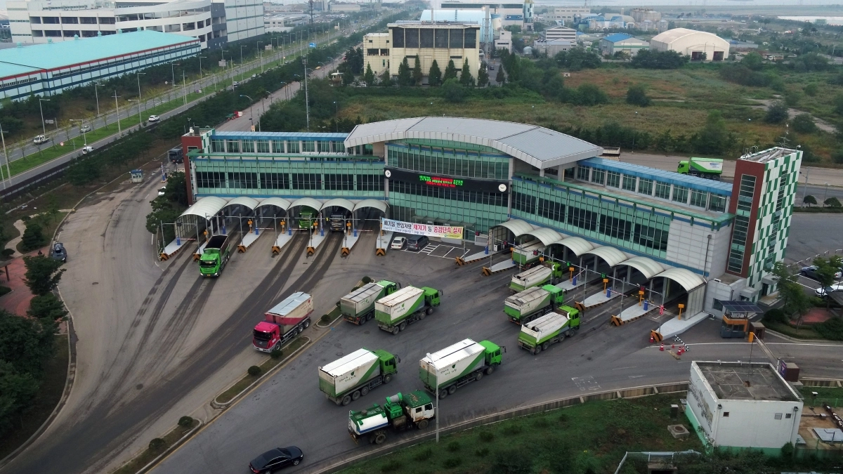 수도권 각 지역에서 폐기물을 싣고 온 대형 트럭들이 인천 수도권매립지 입구에 있는 통합계량대 앞에서 대기하고 있다. 서울신문 DB