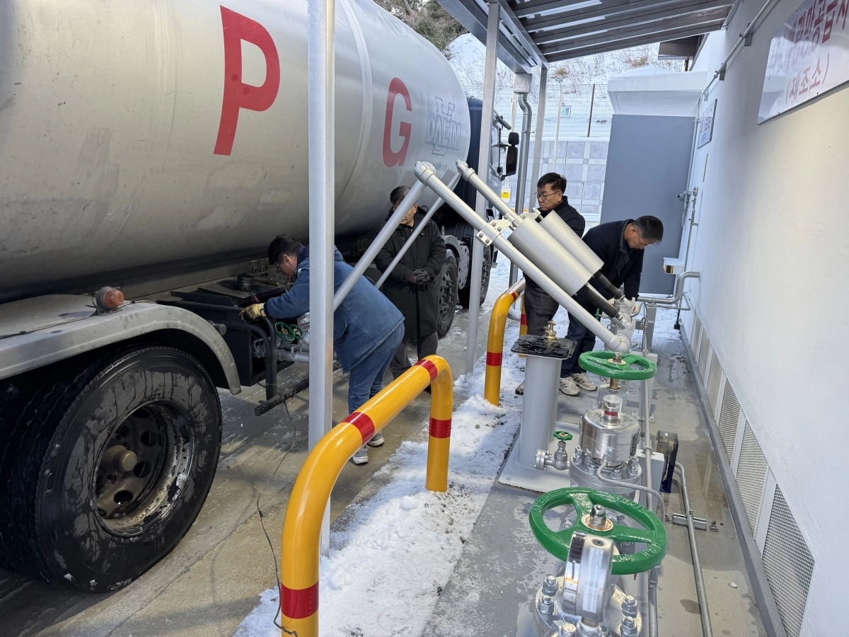 경북 울릉군 액화석유가스(LPG) 저장탱크에 첫 충전이 이뤄지고 있다. 울릉군 제공