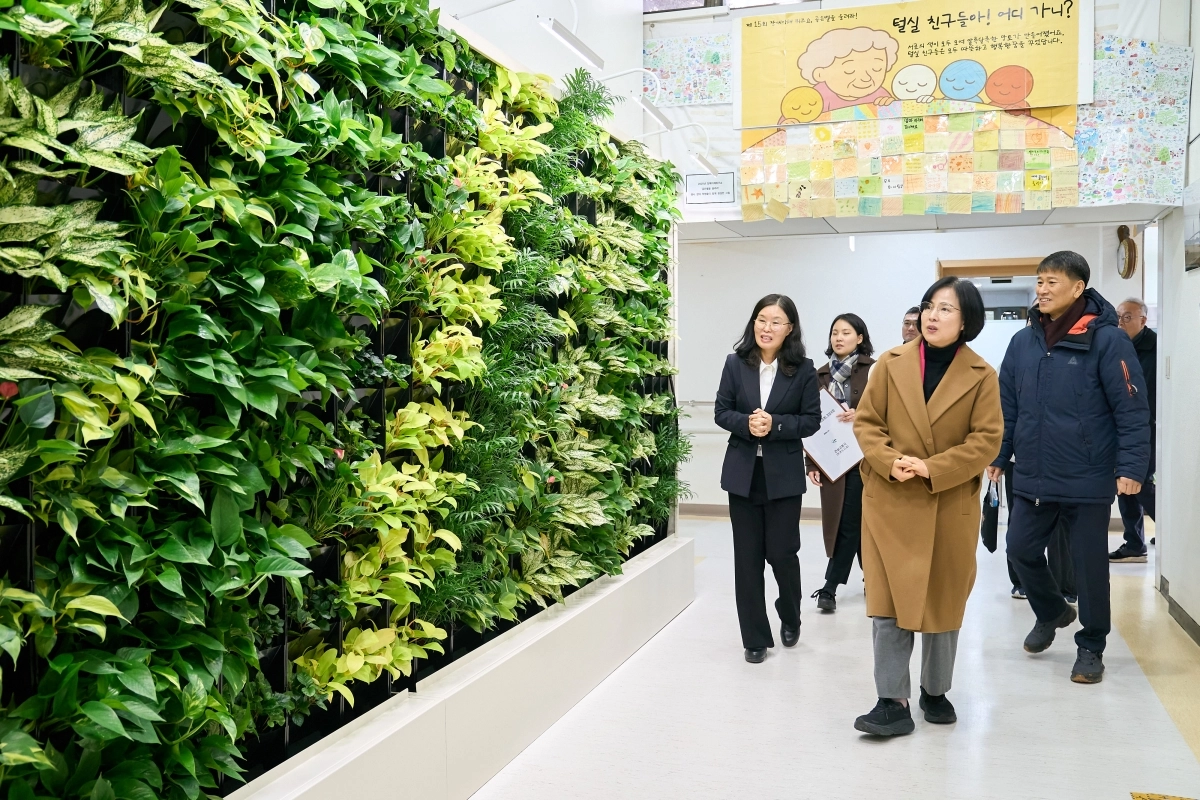 이수희(가운데) 서울 강동구청장이 고덕동 서울장애인종합복지관에 새롭게 조성된 ‘일상의 숲’을 직접 둘러보고 있다. 강동구 제공