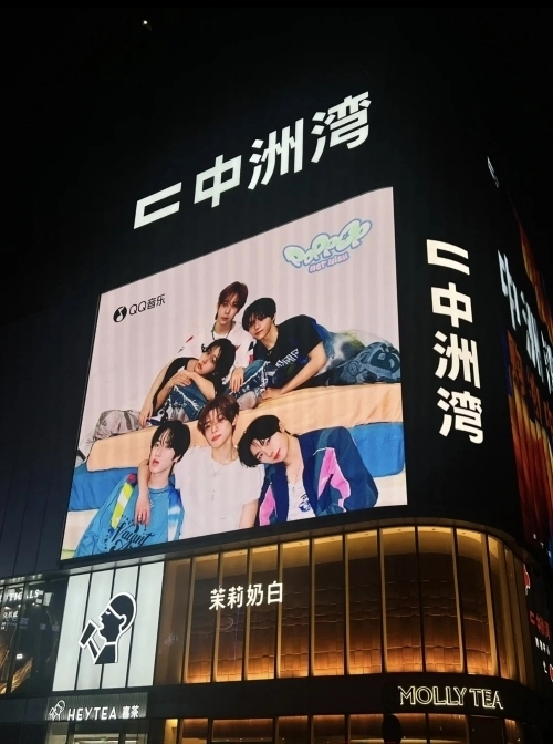 지난해 4월 중국 선전의 한 쇼핑몰 옥외 전광판에 등장한 그룹 NCT 위시의 앨범 홍보 영상. SM엔터테인먼트 제공