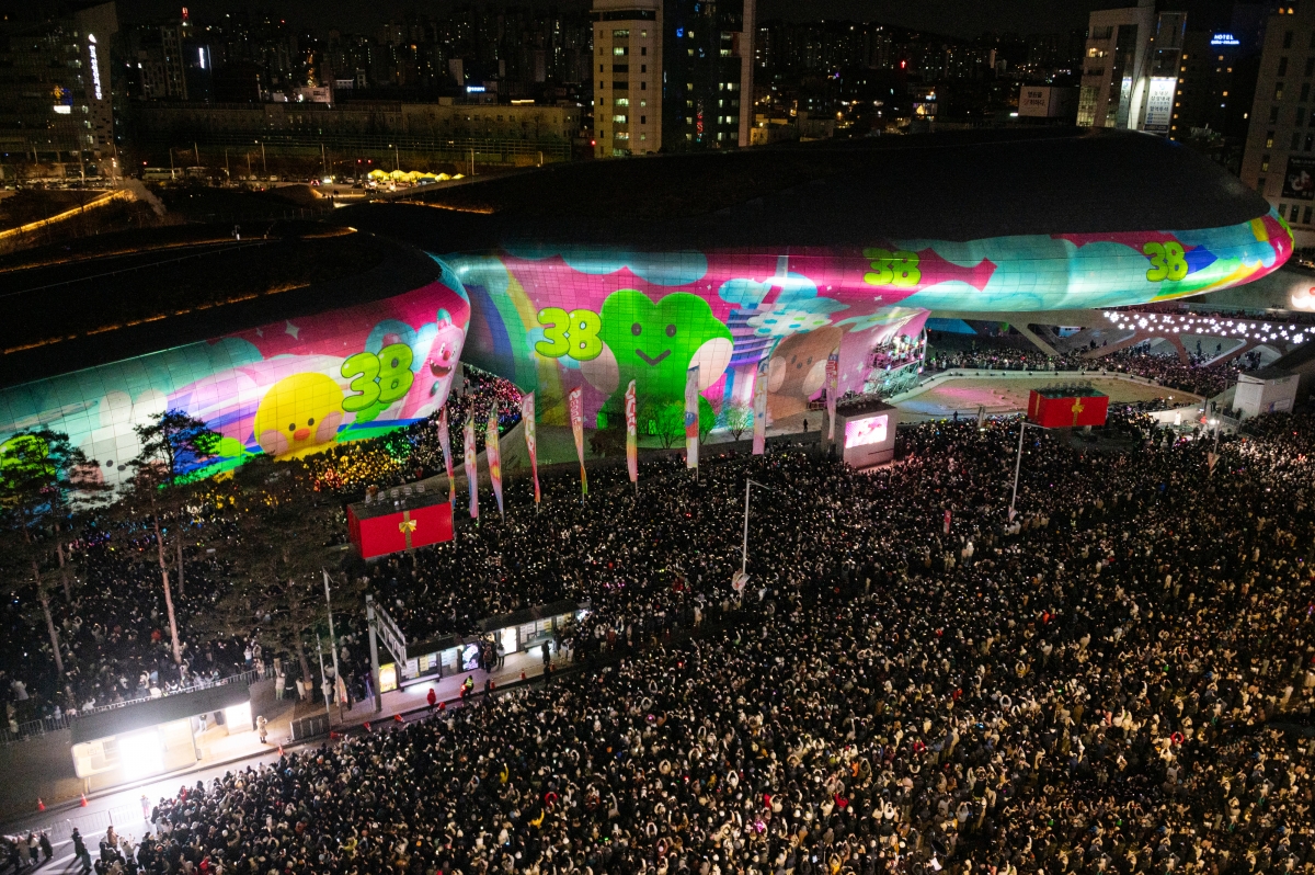 지난달 31일 ‘서울라이트 DDP 겨울’에서 선보인 새해맞이 카운트다운 미디어 파사드(건물 외벽 스크린 활용). 서울시 제공