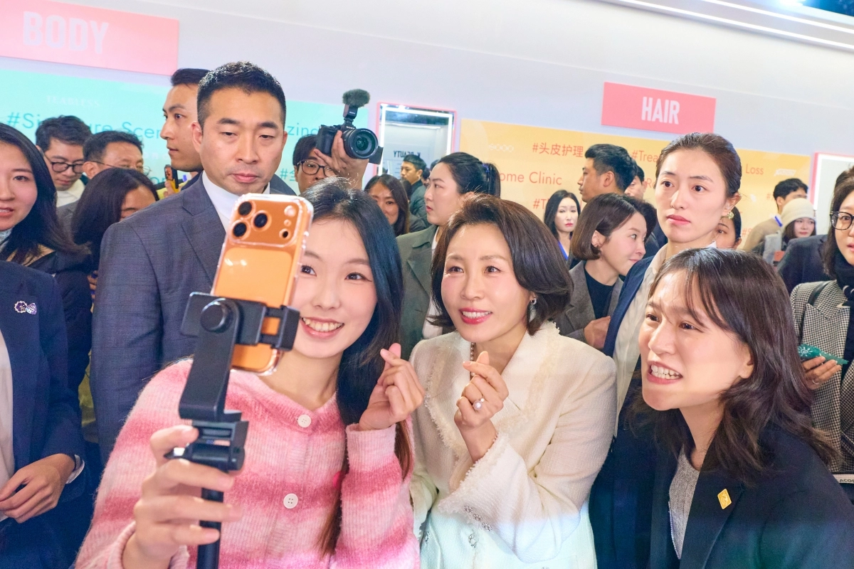 이재명 대통령과 중국을 국민 방문한 김혜경 여사가 7일 상하이 푸싱예술센터에서 열린 K뷰티 행사장에서 참석자와 셀카를 찍고 있다. 2026.1.7 공동취재