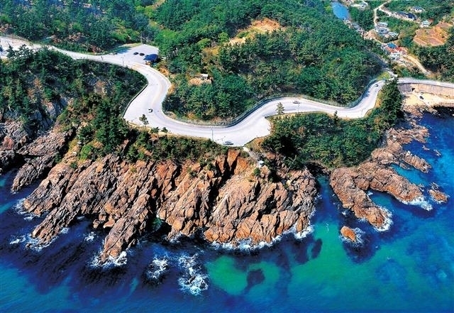 강원 삼척시가 새천년해안도로에 스카이워크를 조성하는 썬라이즈 명소화 사업이 다음달 완료된다. 사진은 새천년해안도로 전경. 서울신문 DB