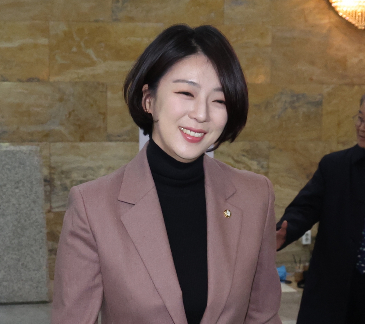 배현진 국민의힘 의원이 2024년 2월 21일 서울 여의도 국회 본회의장에서 열린 제413회국회(임시회) 3차 본회의를 마치고 회의장을 나서고 있다. 2024.2.21. 뉴스1