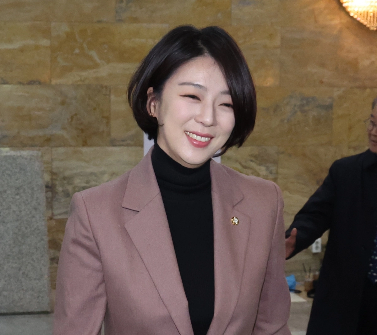 배현진 국민의힘 의원이 2024년 2월 21일 서울 여의도 국회 본회의장에서 열린 제413회국회(임시회) 3차 본회의를 마치고 회의장을 나서고 있다. 2024.2.21. 뉴스1