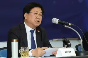 최교진 교육부장관, 제주 사망교사 유족 만나 “죄송하다” 한마디에… 유족 끝내 눈물 흘렸다