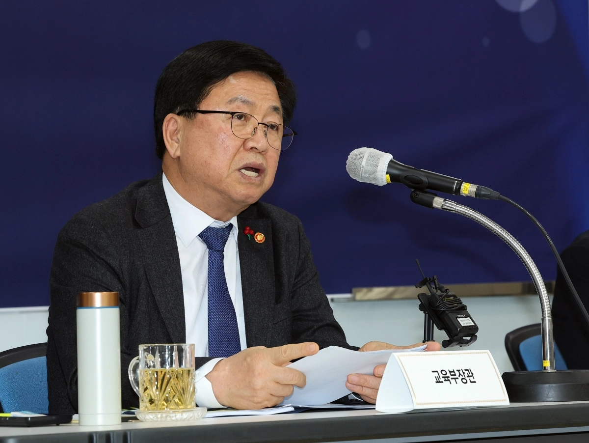 최교진 교육부 장관이 지난 7일  ‘2026 전국교육장협의회 동계 정기총회’ 참석을 위해 제주를 방문한 자리에서, 총회에 앞서 A교사 유가족과 별도 면담을 진행했다. 시진은 최 장관이 지난달 22일 정부세종청사 교육부 대회의실에서 열린 취임 100일 기자 간담회에서 발언하고 있는 모습. 연합뉴스