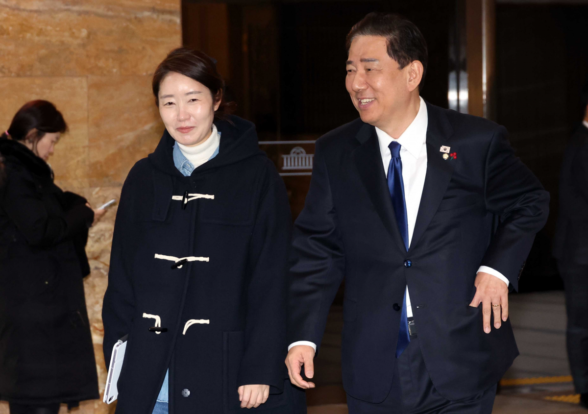 지난해 11월 김병기 당시 더불어민주당 원내대표와 강선우 의원. 뉴시스