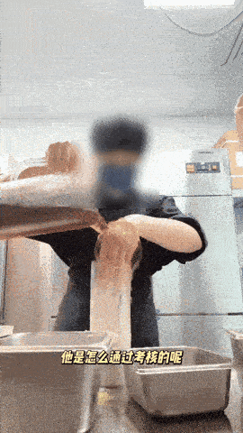 중국의 유명 음료 프랜차이즈의 한 직원이 맨손으로 음료를 만드는 장면을 직접 촬영해 현지에서 논란이 됐다. 웨이보 캡처
