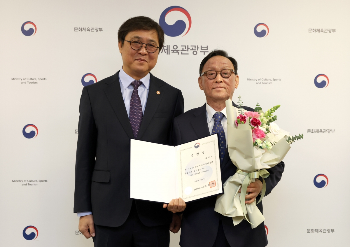 최휘영(왼쪽) 문화체육관광부 장관이 8일 서울 종로구 국립현대미술관 서울관에서 신임 김명인 국립세계문자박물관 관장에게 임명장을 수여하고 기념촬영을 하고 있다. 문화체육관광부 제공