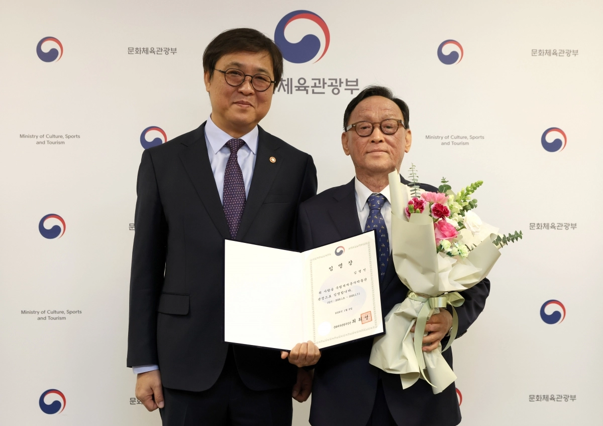 최휘영(왼쪽) 문화체육관광부 장관이 8일 서울 종로구 국립현대미술관 서울관에서 신임 김명인 국립세계문자박물관 관장에게 임명장을 수여하고 기념촬영을 하고 있다. 문화체육관광부 제공