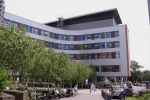 男동료 몸 만지고 화장실서 벌거벗은 외과의사…즉시 면허 박탈돼