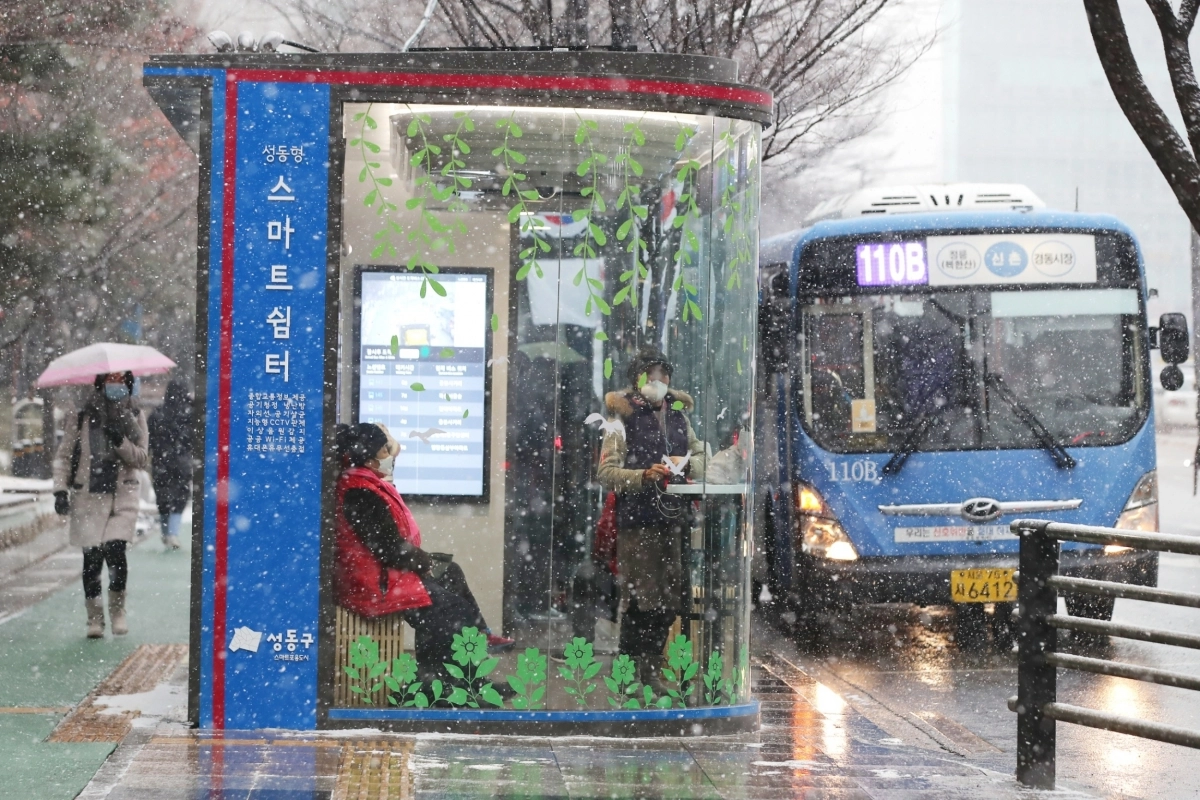 성동구 행당동 성동구청 정류장에서 주민들이 ‘성동형 스마트쉼터’를 이용 중인 모습. 성동구 제공