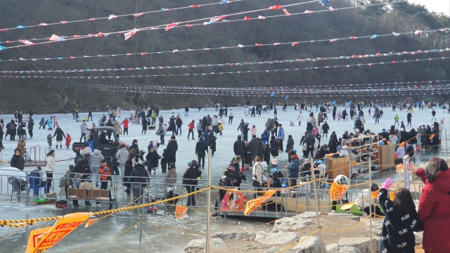 ‘영양 꽁꽁 얼음 축제’가 펼쳐지고 있는 경북 영양군 현리 빙상장의 모습. 영양군 제공