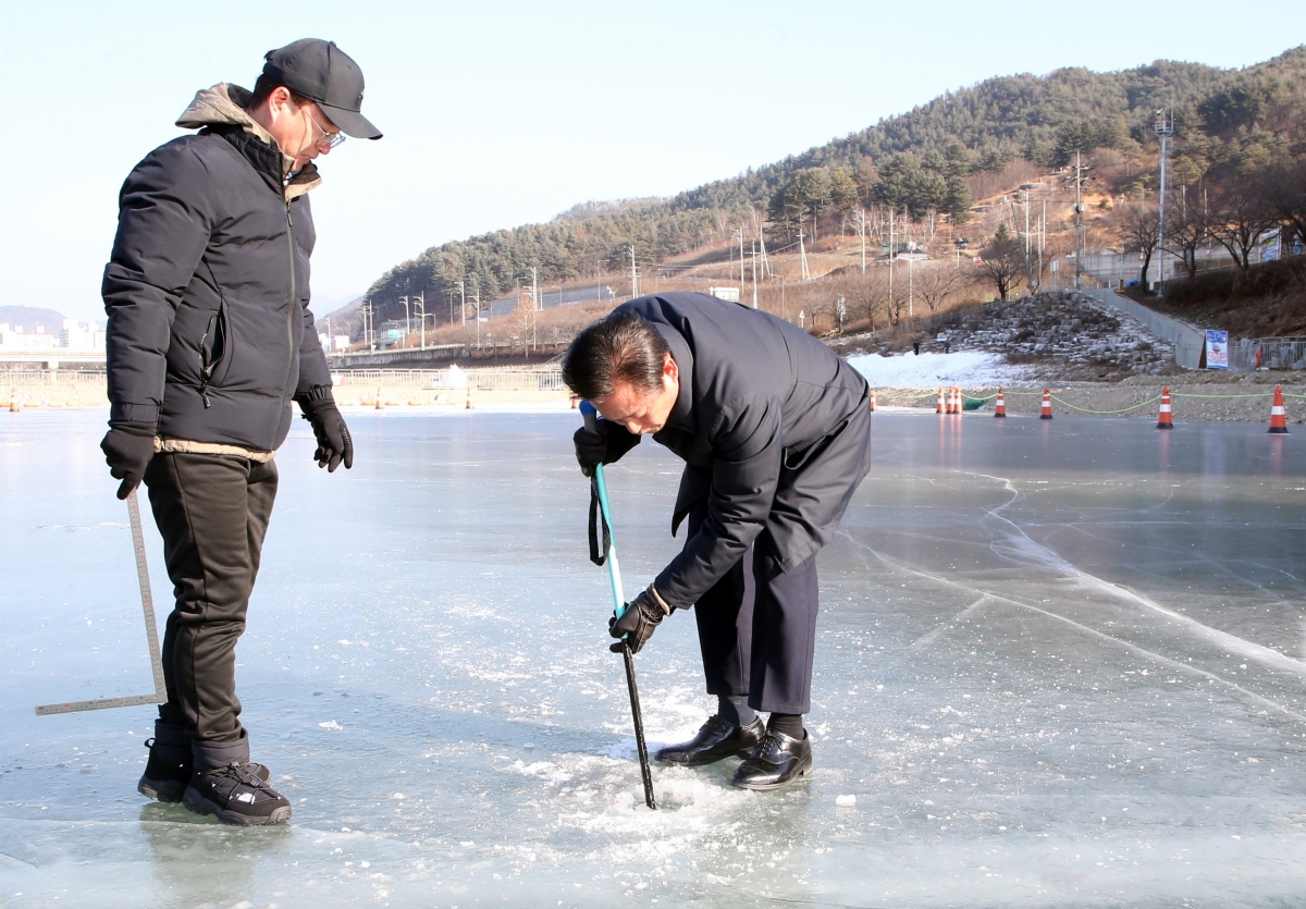 7일 신영재(오른쪽) 강원 홍천군수는 홍천강 꽁꽁축제가 열릴 홍천읍 홍천강을 찾아 얼음두께 등 준비 상황을 점검했다. 홍천군 제공