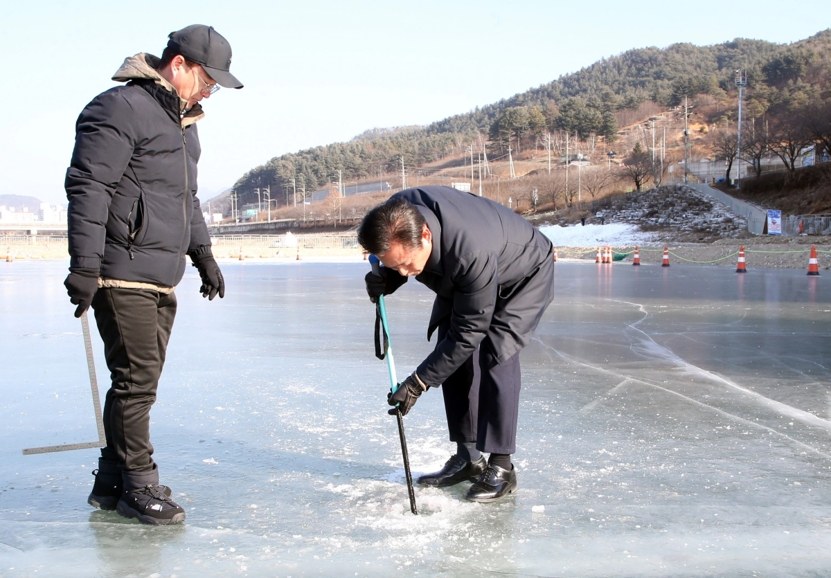 7일 신영재(오른쪽) 강원 홍천군수는 홍천강 꽁꽁축제가 열릴 홍천읍 홍천강을 찾아 얼음두께 등 준비 상황을 점검했다. 홍천군 제공