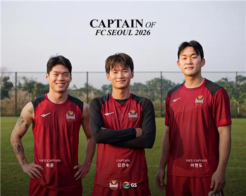 FC서울 주장 김진수(가운데)와 부주장 최준(왼쪽)·이한도(오른쪽). FC서울 제공
