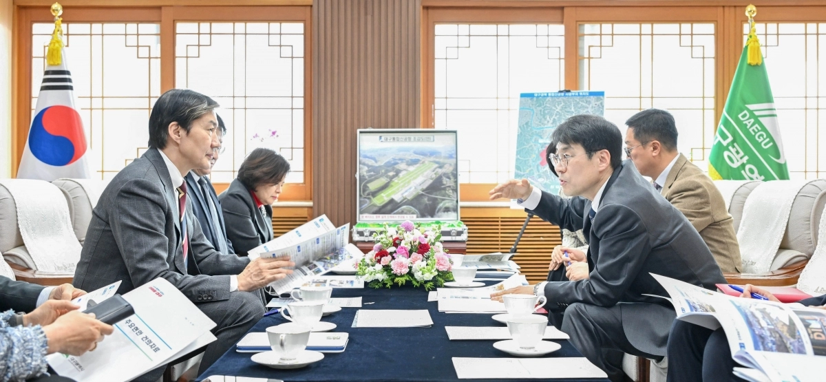 조국 조국혁신당 대표와 김정기 대구시장 권한대행이 8일 대구시청 산격청사에서 정책간담회를 갖고 지역 현안에 대해 논의하고 있다. 대구시 제공
